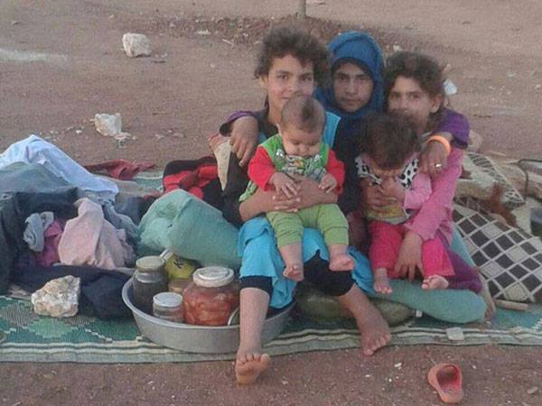 مئات العائلات من نازحي ريف حماه بلا غذاء ومأوى على الحدود التركية