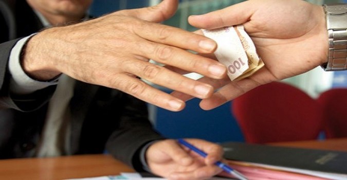 الموظفون الأكثر تورطاً بالرشوة جراء الفارق بين رواتبهم وأسعار السوق
