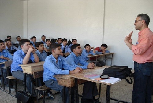 دراسة لرفع أجور معلمي المدارس للضعف