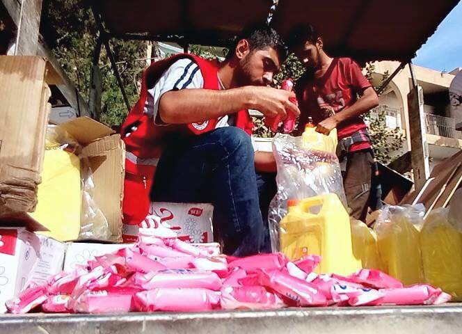 الهلال الأحمر يوزع مساعدات على الأحياء المحاصرة في دير الزور