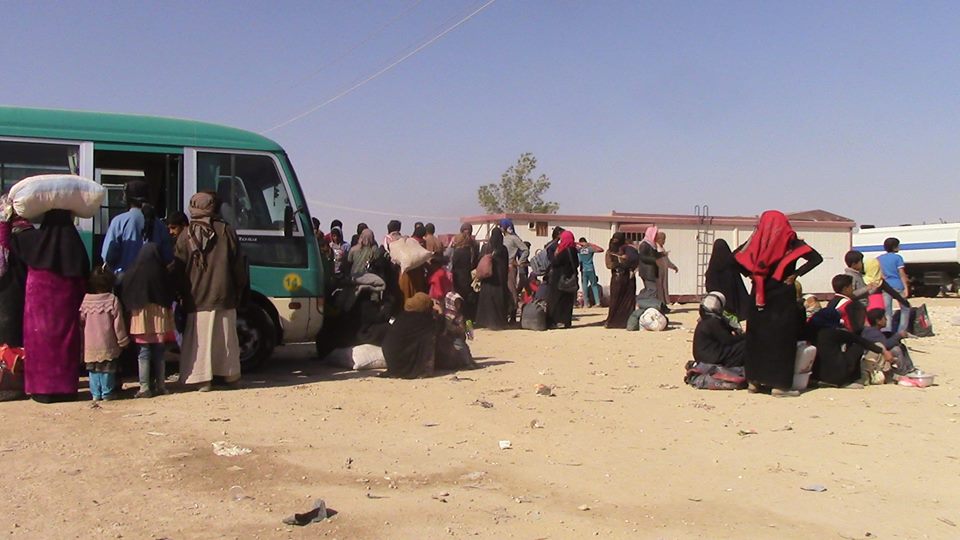 الهول.. منفذ نازحي دير الزور الهاربين من قصف الطيران الروسي