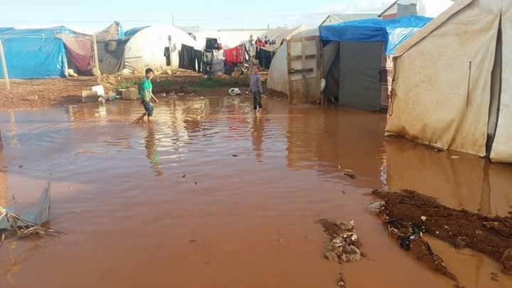 غزارة الأمطار تتسبب بغرق مخيّمات النازحين في ريف حلب الشمالي