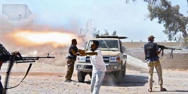 قرد يشعل معركة أوقعت 16 قتيلاً بين فصائل مسلحة في ليبيا