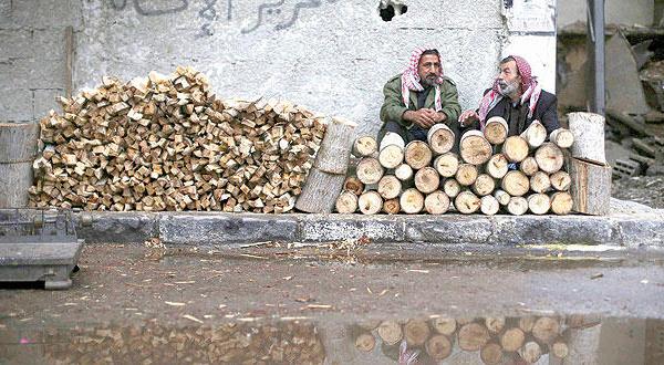 معاناة من نوع آخر..ارتفاع أسعار الحطب مع تقدم قوات النظام في الغوطة الشرقية