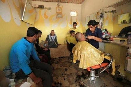 في حي بالموصل خرج منه داعش: كافة المحلات مغلقة إلا دكان الحلاقة