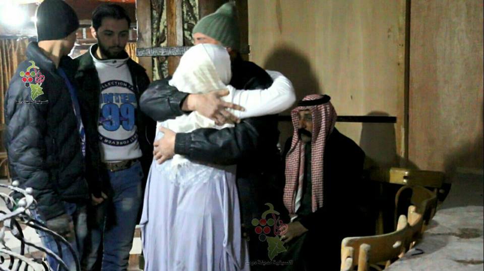 خروج نساء معتقلات خلال صفقة تبادل بين فيلق الرحمن والنظام في الغوطة الشرقية