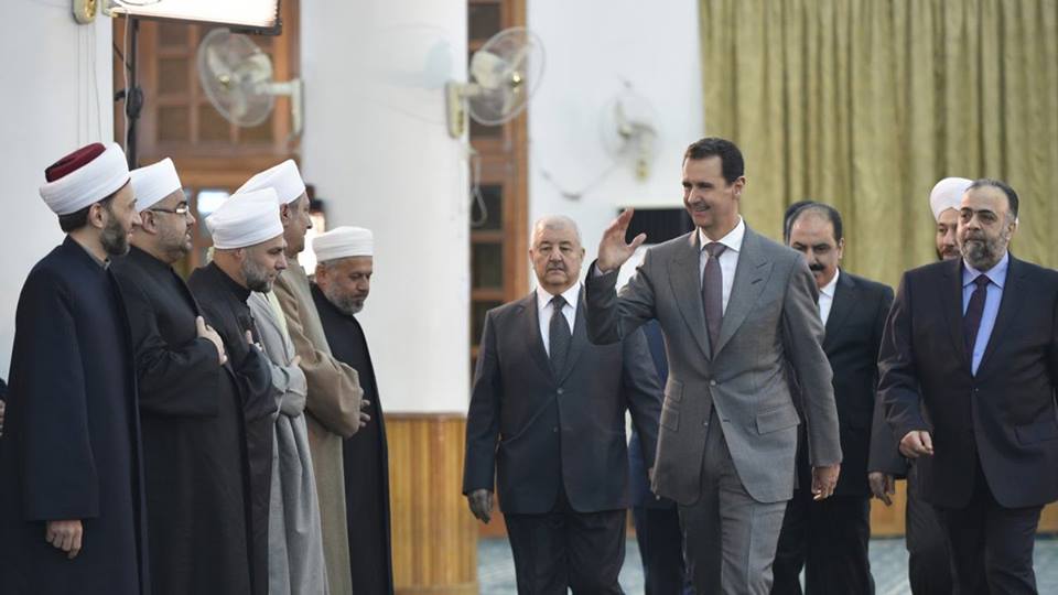 الأسد يحتفل بالمولد النبوي في مسجد اقتحمته قواته سابقاً واعتدت على مصلّيه وإمامه