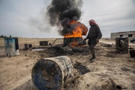 داعش يعاود بيع النفط بعد سيطرته على حقول النفط بريف حمص ويفتتح مزاد للسيارات بريف حماة
