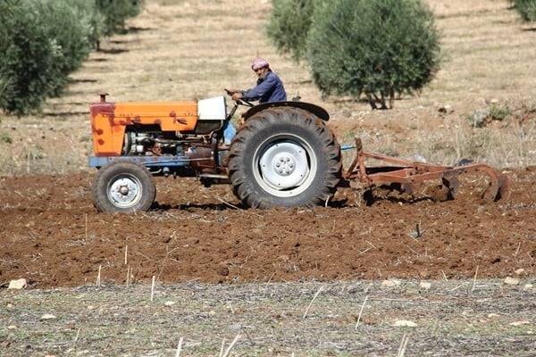 إعفاء الفلاحين من رسوم وعمولات استيراد المستلزمات الزراعية
