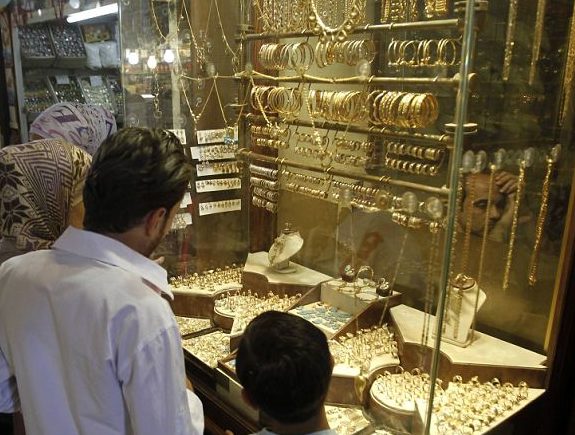 غرام الذهب يهبط لسعر قياسي لم يشهده منذ العام الماضي