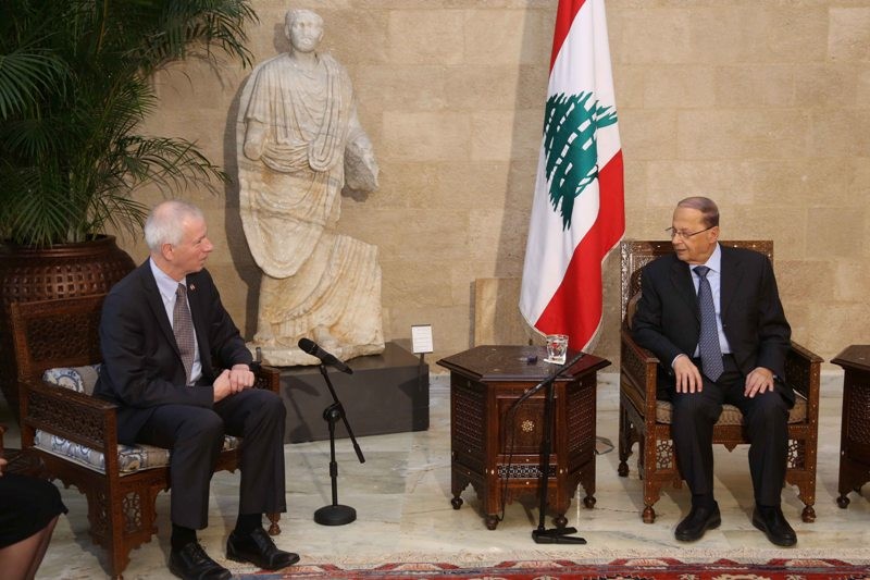 عون: لبنان في أزمة اقتصادية بسبب “النازحين السوريين”