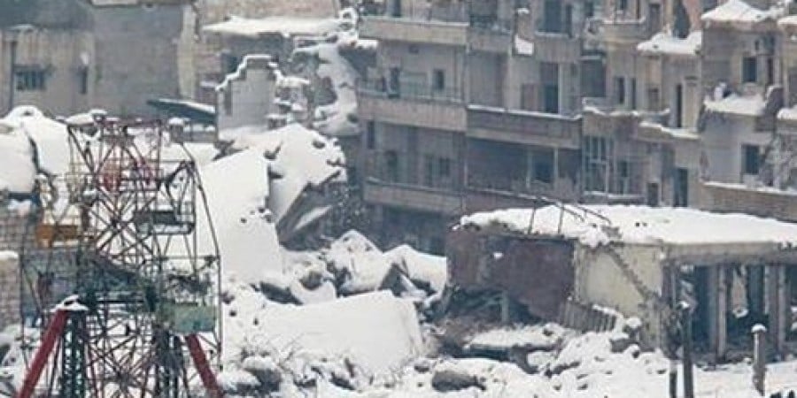 وفاة 5 مدنيين من مهجري حلب في إدلب نتيجة البرد.. والنظام يتابع القصف بعد الإجلاء