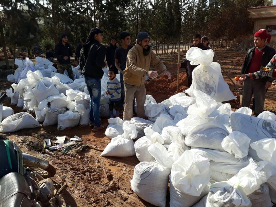 درعا: شبان يرفعون “سواتر” في نقاط المواجهة مع قوات النظام كبادرة لمساندة فصائل المعارضة