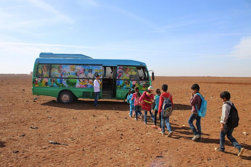 منظمة إنسانية في درعا تخصص حافلات متنقلة لتعليم الأطفال النازحين فيها