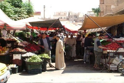 قطع طريق الشمال السوري يرفع أسعار الغذاء في مناطق سيطرة داعش بريف دير الزور  