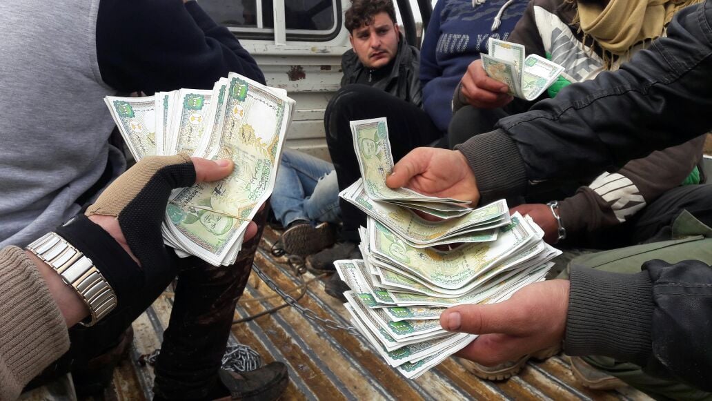 المجلس العسكري في درعا يلقي القبض على “عصابة لتزوير العملات من فئة الألف ليرة”