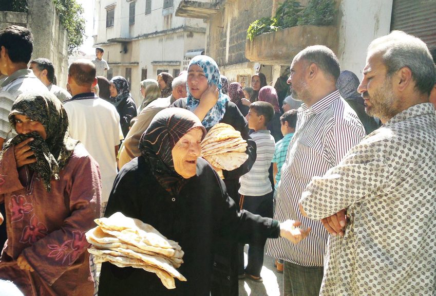 نفاذ الطحين في حي الوعر والأهالي يعتمدون “خبز البقوليات” كبديل