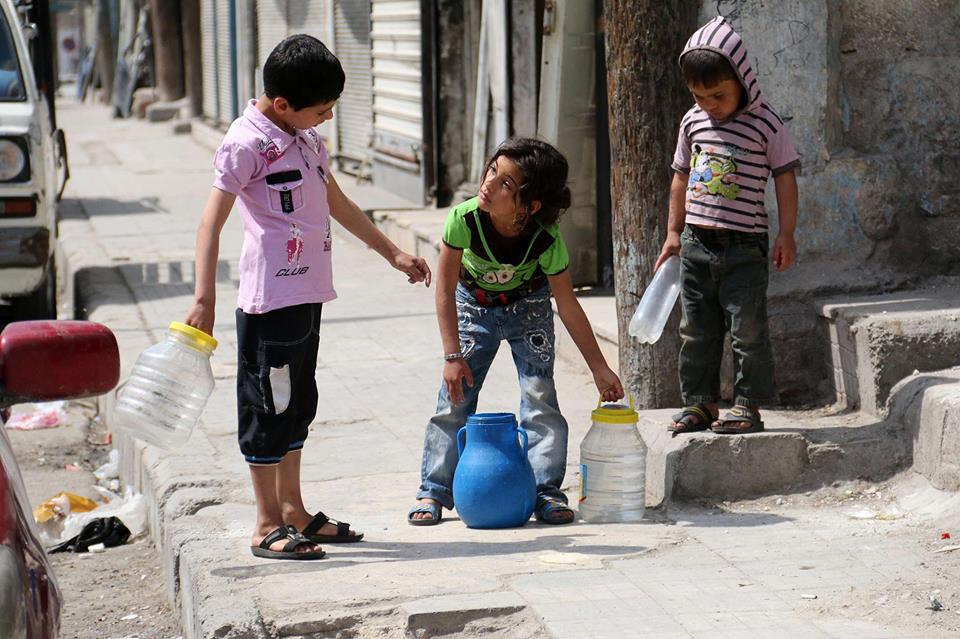 الغوطة الشرقية: 4 أعوام بلا مياه.. وأطفال يعانون من آلام الظهر بسبب حمل الغالونات