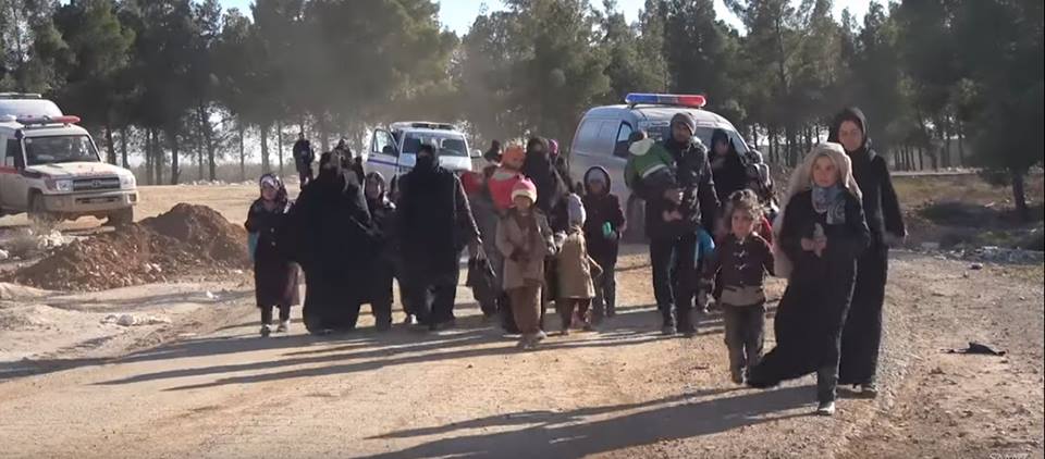 عشرات الآلاف يفرّون من الباب هرباً من المعارك والقصف.. والأمم المتحدة “قلقة”