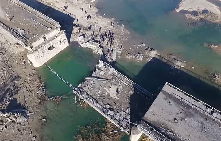 التحالف يدمر جسور الرقة و “يقطع منافذ الحياة عن المدينة”
