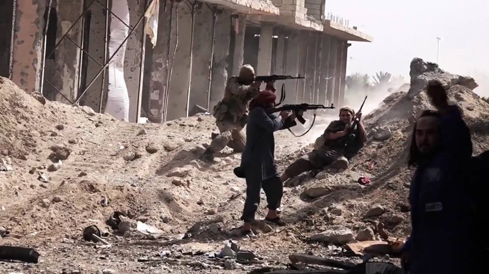 معارك عنيفة بين النظام وداعش في ريف حمص الشرقي.. وسقوط عشرات القتلى للطرفين
