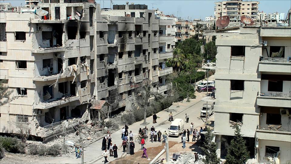 قصف عنيف على حي الوعر بحمص يوقع جرحى ويدمر أجزاء من مشفى البر
