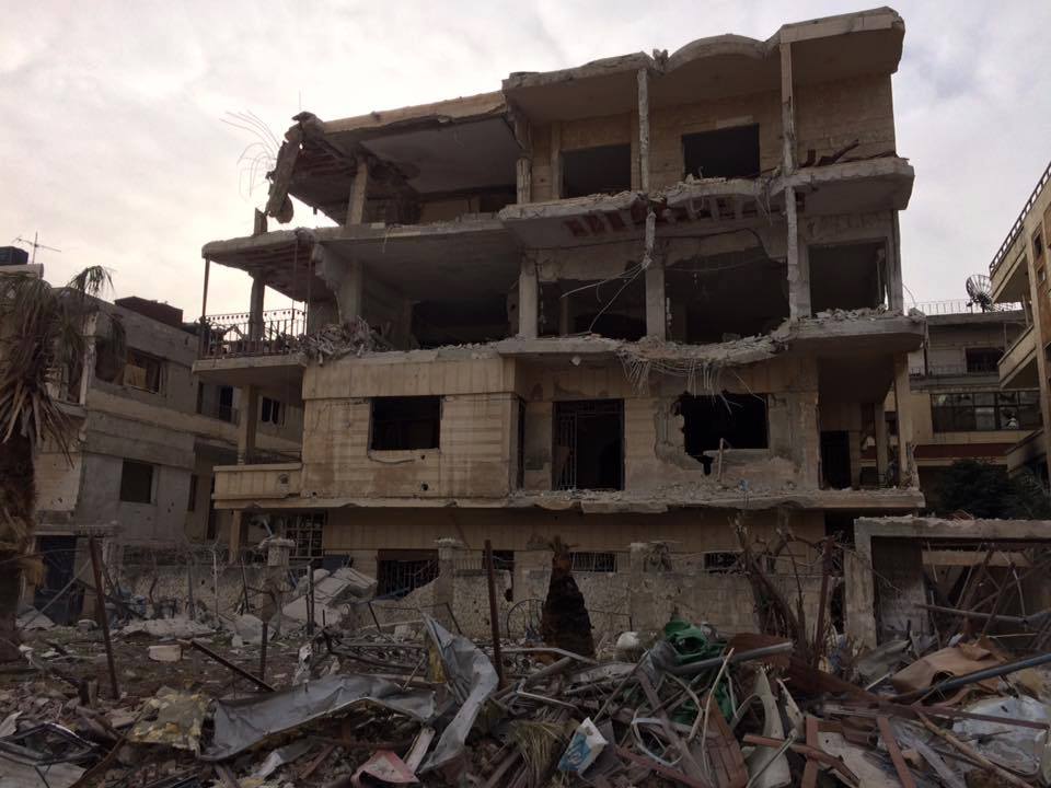 الوعر: إضافة للقصف ميليشيا الدفاع الوطني تسرق المساعدات المخصصة للأهالي