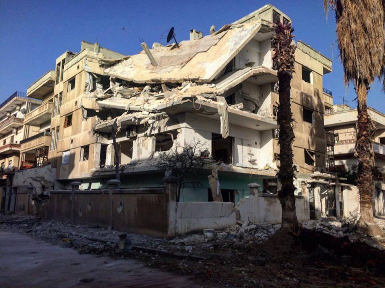 حمص: صواريخ النظام المظلية والموجهة توقع ضحايا بالوعر والزعفرانة