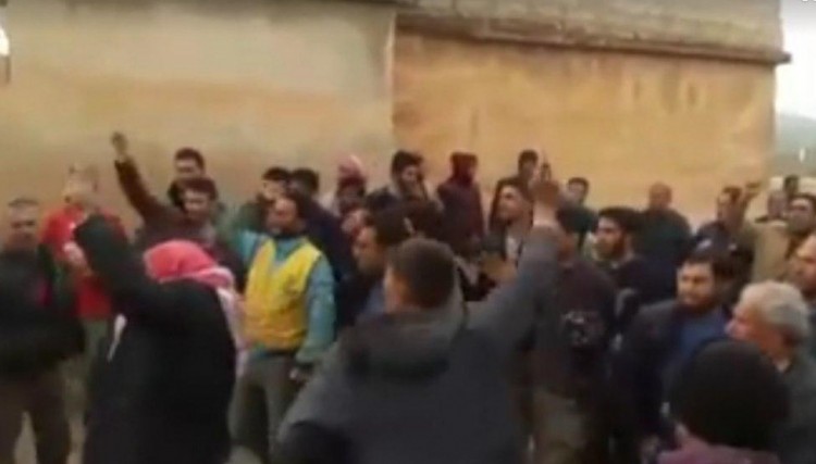فعاليات مدنية وعسكرية توضح “ملابسات” الهتاف للأسد في ترملا بريف إدلب