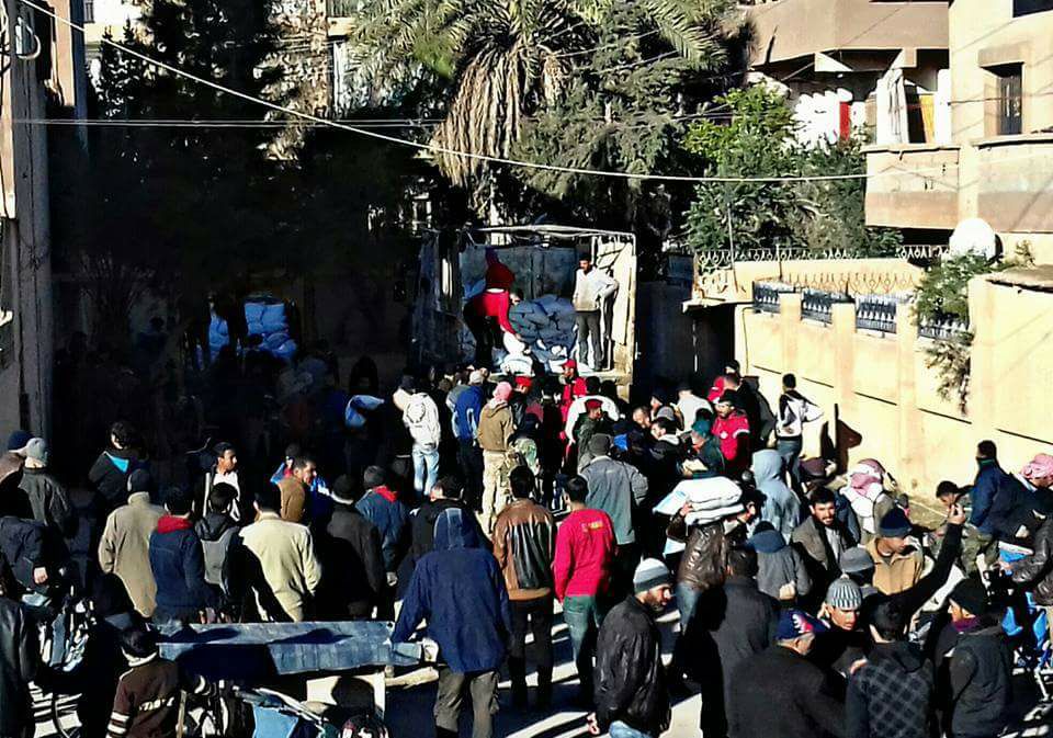 في دير الزور.. الهلال الأحمر يوزع المساعدات وقوات النظام “تبيعها” وحريق يحرم المدنيين من الخبز