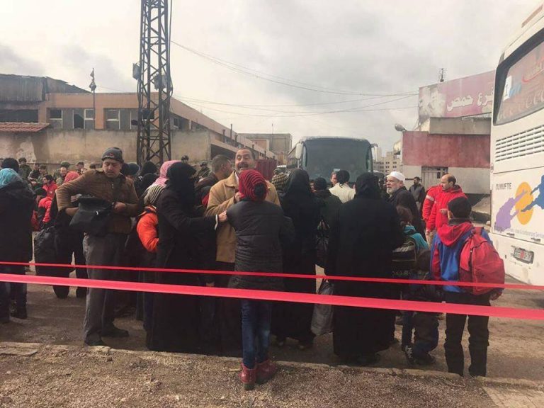 الوجهة جرابلس.. خروج 1600 مدني و400 مقاتل من حي الوعر بحمص