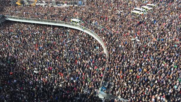 آلاف السويديين يخرجون بـ”مظاهرة الحب” رداً على اعتداء استوكهولم