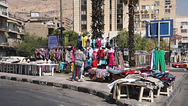 أربعة أشخاص يديرون بسطات دمشق