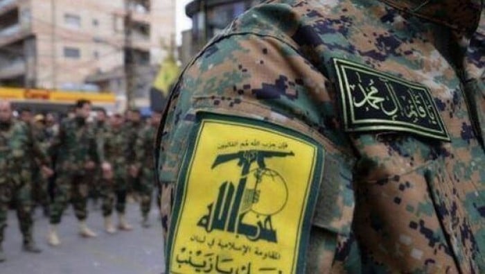 حزب الله يصف الإدارة الأمريكية بـ “المعاقة والمجنونة”.. وترامب يعتبر الحزب “تهديداً إرهابياً”