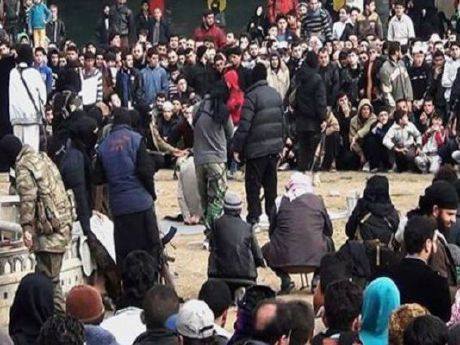 داعش يجلد شباناً ويصلبهم بتهمة “الإفطار” في دير الزور.. ووفاة طفل بسبب الجوع في الأحياء المحاصرة