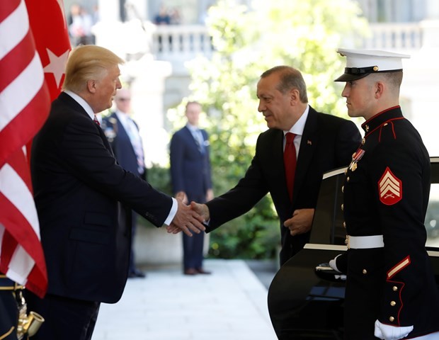 بعد لقاء ترامب وإردوغان: اتفاق على “محاربة داعش وبي كي كي”… و “انعطافة تاريخية” بالعلاقات