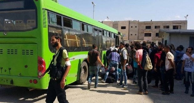 خروج “أفواج” من أهالي الغوطة عبر الأنفاق إلى القابون ليركبوا حافلات التهجير إلى إدلب