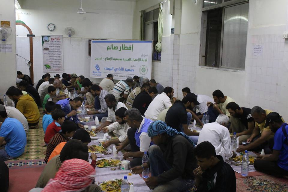 بهدف “تعزيز الروابط الأخوية” في رمضان: إفطار جماعي للنازحين في مخيم زيزون بريف درعا