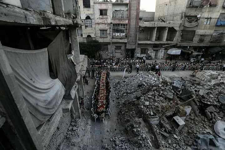 في مشهد لافت: ولائم جماعية في شوارع الغوطة بين أنقاض البيوت المدمّرة