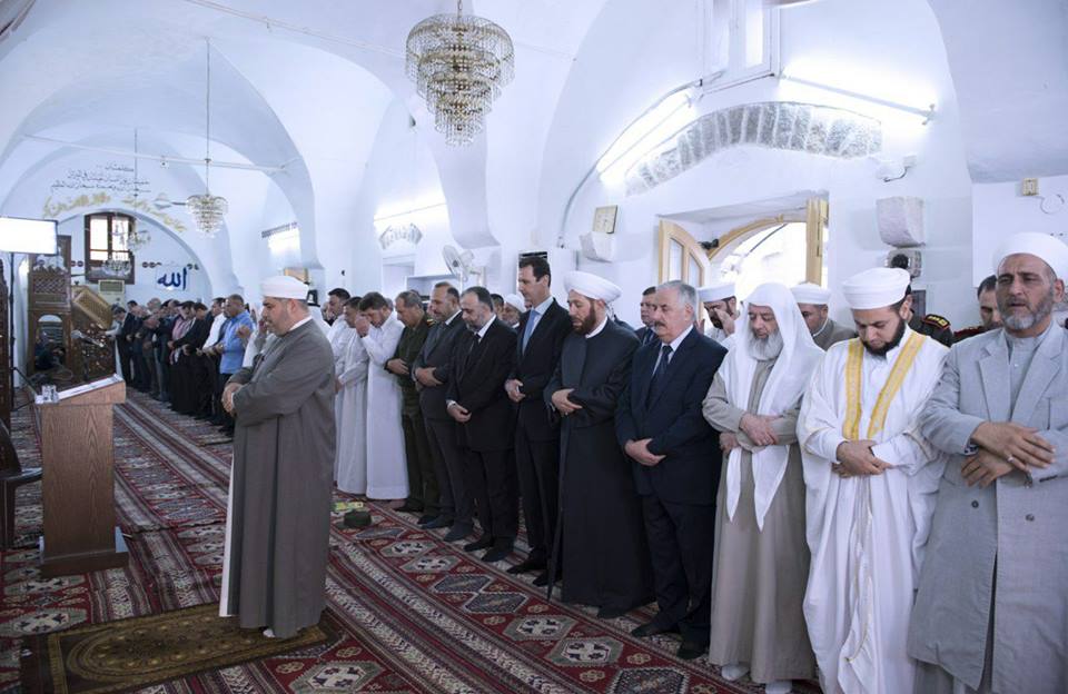 في إشارة إلى “ازدياد ثقته على الأرض”: الأسد يصلي العيد في حماة
