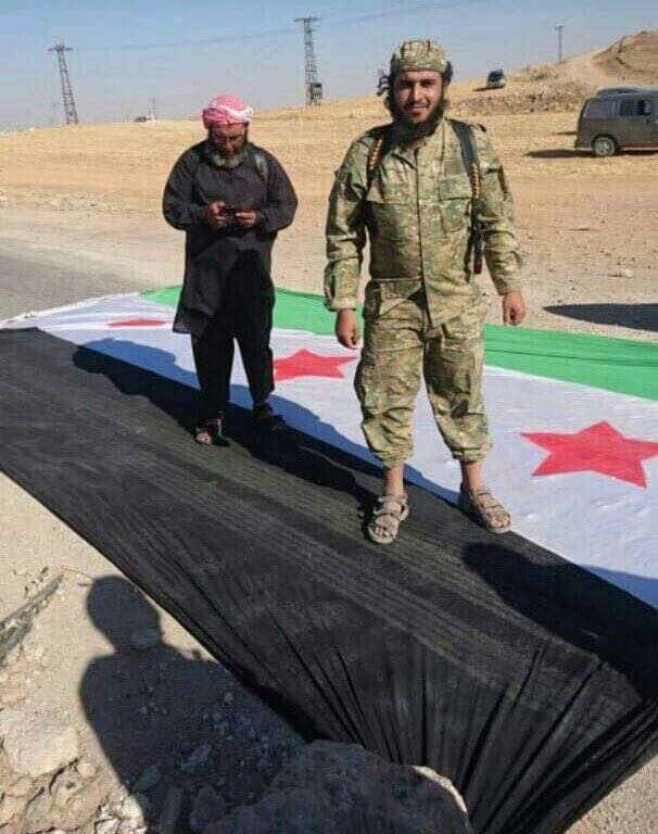 مقاتل من هيئة تحرير الشام في سرمدا بعد السيطرة عليها