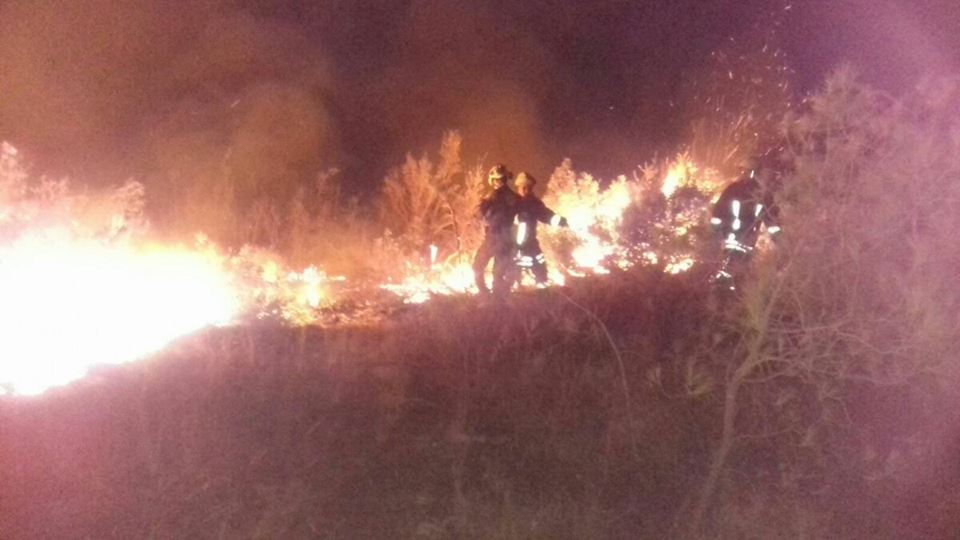 حرائق كبيرة تلتهم ٣٠ كم٢ من الأراضي الزراعية غرب إدلب ببسبب قصف النظام