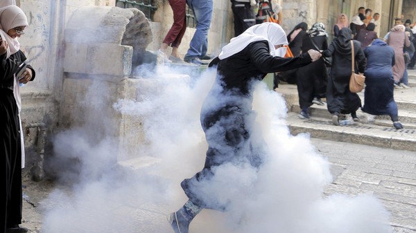 ترحيب عربي بتراجع إسرائيل عن إجراءات القدس الأمنية.. واشتباكات مع مصلين بالأقصى