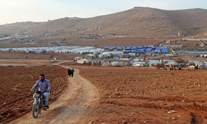 بسبب “المعاملة السيئة” في عرسال: أعداد كبيرة من اللاجئين يسجلون أسماءهم للخروج إلى إدلب