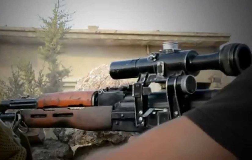 حمص: مقتل عناصر من قوات النظام قنصاً.. وضحايا بقصف روسي قرب السخنة