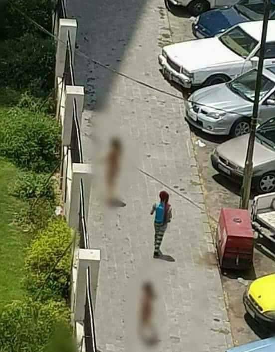مواقع التواصل الاجتماعي تضج بصورة “فتاتين عاريتين” في شارع بدمشق