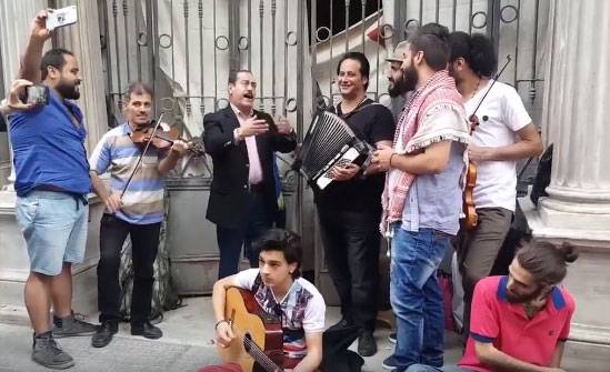 بالفيديو: لطفي بوشناق يشارك شباب سوريين الغناء في الشارع ويجمع لهم المال من الجمهور
