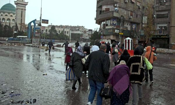 قوات النظام تسمح بإخراج عدد من المرضى من مخيم اليرموك