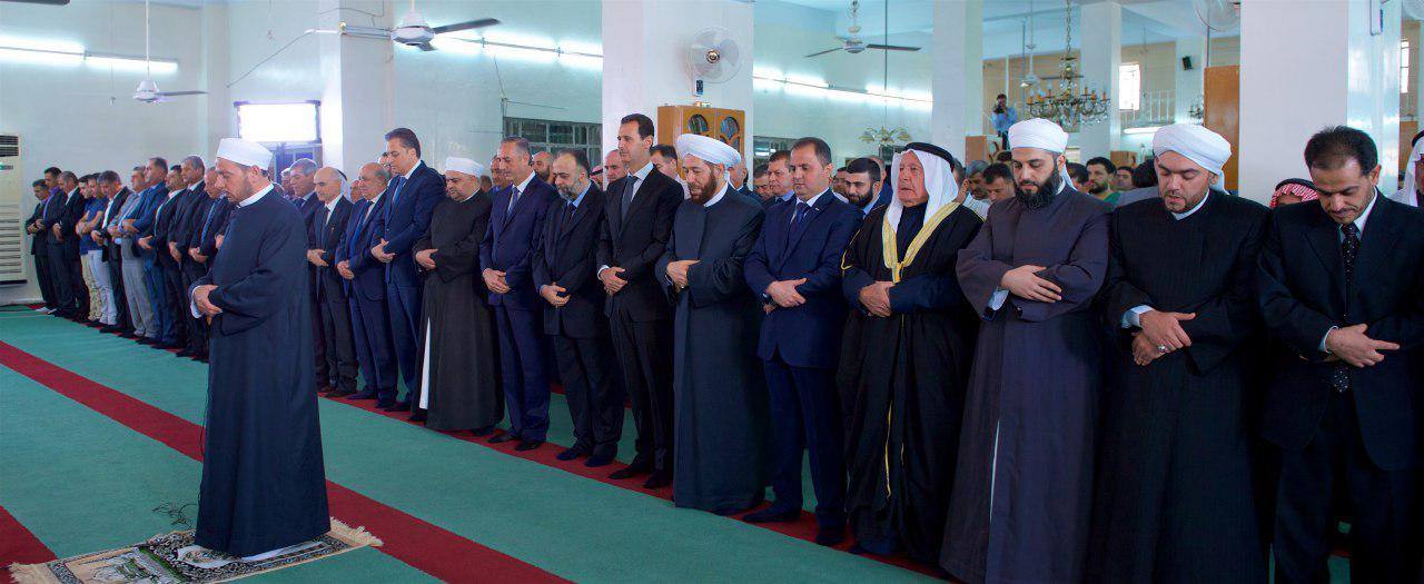 الأسد يؤدي صلاة العيد قرب منطقة انسحب منها داعش مؤخراً بريف دمشق