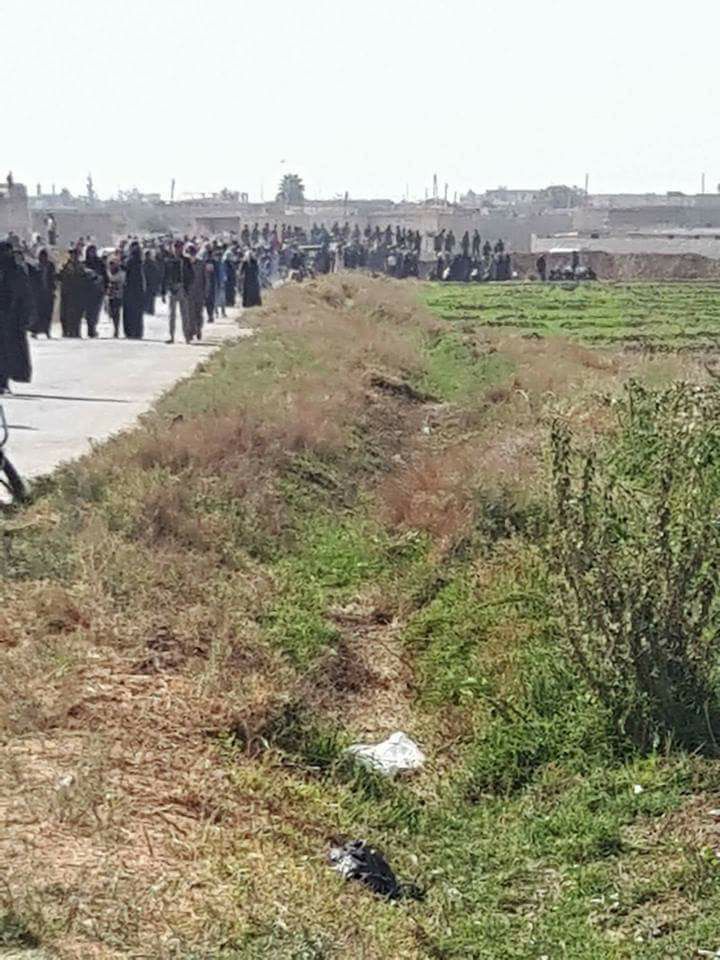 بسبب “عدم الانتهاء من تأمينه”: قسد تفرق بالرصاص مظاهرة لمدنيين طلبوا الدخول إلى حيهم